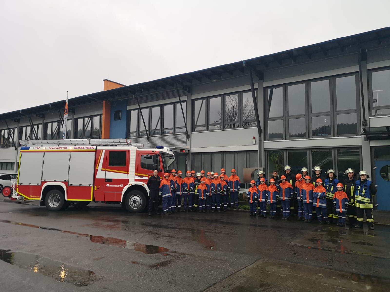 Dei?linger Jugendfeuerwehr bei der Fa. Schuler im Ubungseinsatz ...