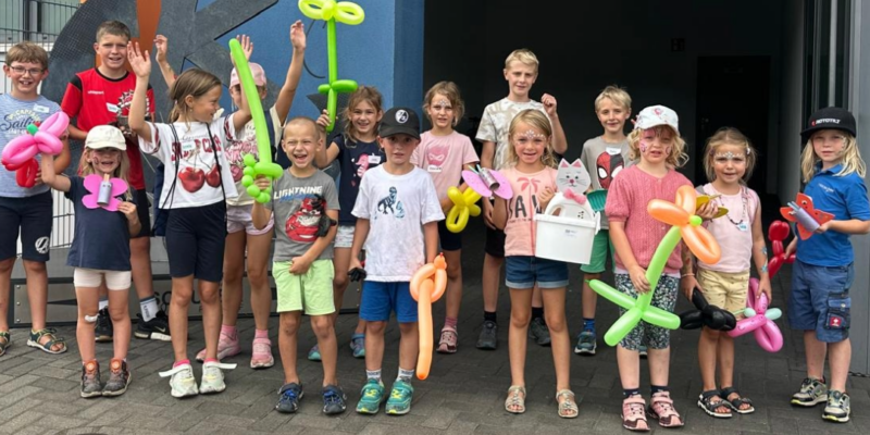 Am 27.8.2026 fand das erste Mal bei Schuler Rohstoff ein Kinderferienprogramm Mittag statt. Mit Schrott wurde gebastelt, Hüpfburg und Kinderschminken gab es auch. Mit einer LEsestunde rundete es den Mittag ab, die Kinder hatten großen Spaß.